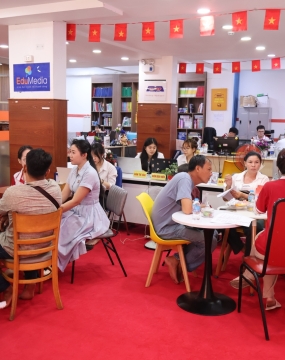 hình ảnh khách đến tư vấn tại đông phương