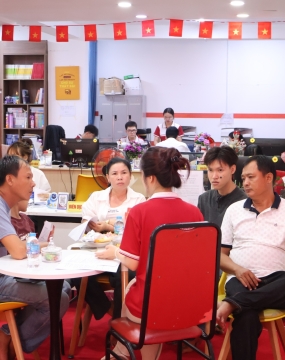 hình ảnh khách đến tư vấn tại đông phương