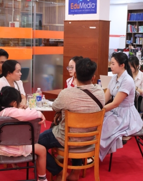 hình ảnh khách đến tư vấn tại đông phương