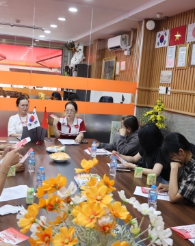 hình ảnh khách đến tư vấn tại đông phương