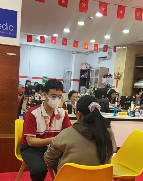 hình ảnh khách đến tư vấn tại đông phương