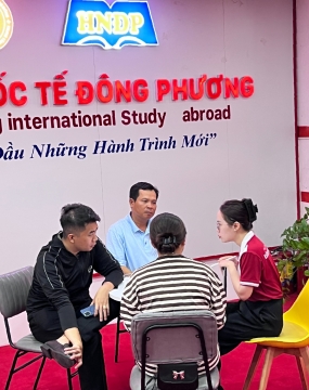 hình ảnh khách đến tư vấn tại đông phương