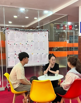 hình ảnh khách đến tư vấn tại đông phương