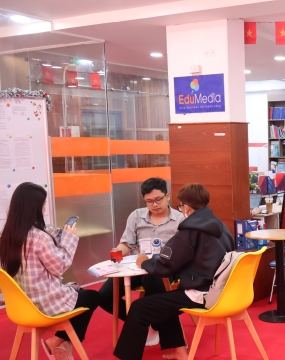 hình ảnh khách đến tư vấn tại đông phương