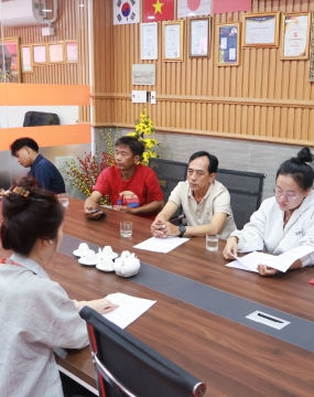 hình ảnh khách đến tư vấn tại đông phương