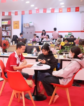 hình ảnh khách đến tư vấn tại đông phương