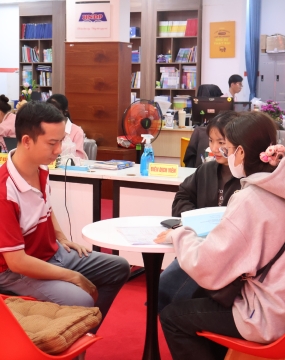 hình ảnh khách đến tư vấn tại đông phương