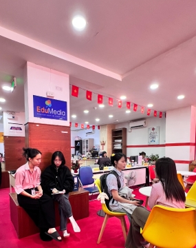 hình ảnh khách đến tư vấn tại đông phương