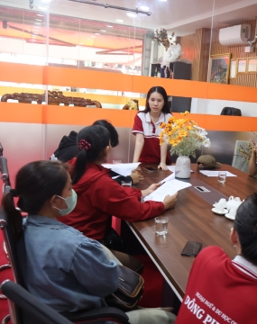 hình ảnh khách đến tư vấn tại đông phương