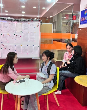 hình ảnh khách đến tư vấn tại đông phương