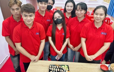Học viên trải nghiệm làm kimbap tại trung tâm du học Quốc tê Đông Phương